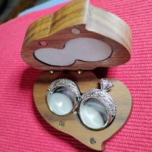 BUTTERFLY RING BOX IN A WALNUT GRAIN FINISH.3 IN. BY 2 IN.. 📌ADDED, GOLDEN RING